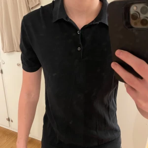 Svart pikétröja COS - Pike från cos I bra skick