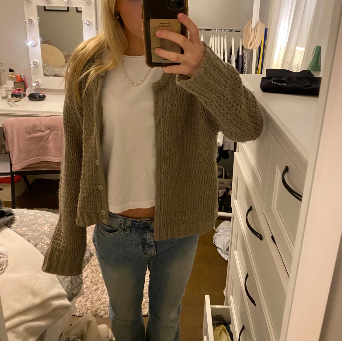 Beige stickad kofta från Acne