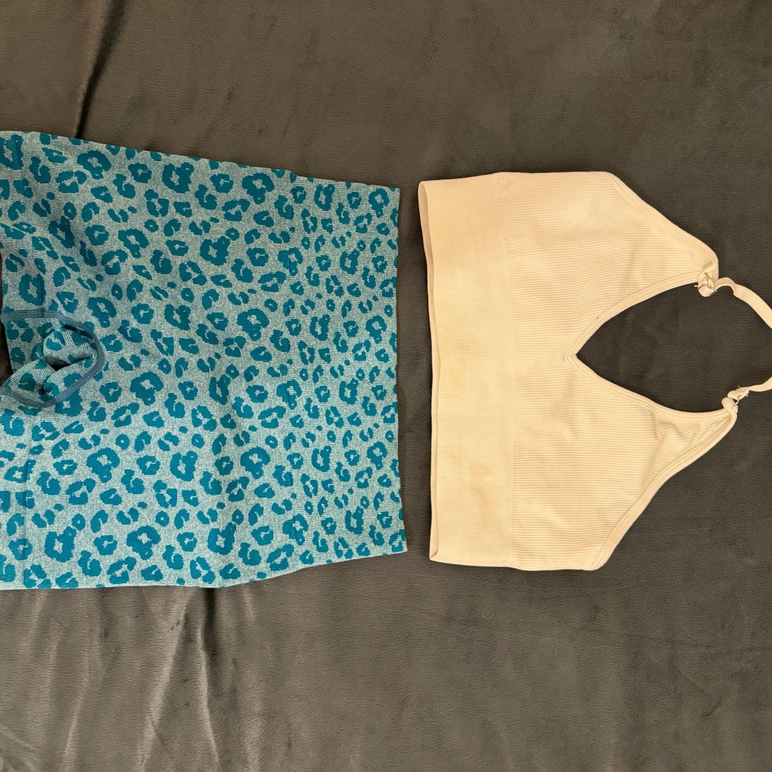 Vit gym top och gym short med blå leopardmönstrade shorts