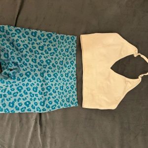  Vit gym top och gym short med blå leopardmönstrade shorts - Storlek s på båda