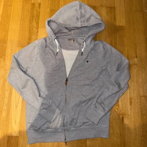 Morris Berkley Zip - Tja! Säljer nu min zip hoodie från Morris! Storleken är M och passar dig som är 170-180! Den är in princip oanvänd, så skicket är mycket bra! Nypriset ligger på 1600kr! 🔥Passar grymt för alla årstider! Priset är inte hugget i sten så det är bara att höra av sig vid frågor eller funderingar! 🙌🏼