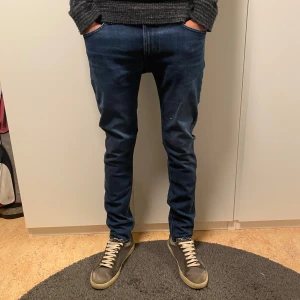 Lee jeans - Lee jeans modell luke i storlek 30/32. Blå med en schysst tvätt. Nypris 1200kr. Modellen är 185cm. Hör av er vid frågor!