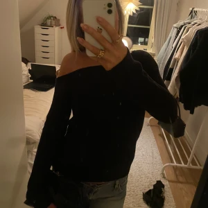 Svart offshoulder tröja från Even&Odd - Snygg svart offshoulder tröja från Even&Odd. Perfekt för en stilren look med långa ärmar och en bekväm passform. Passar utmärkt till både jeans och kjol.