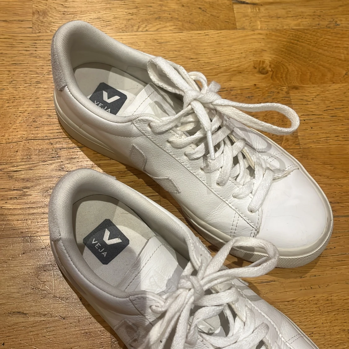 Vita sneakers från Veja - 90
