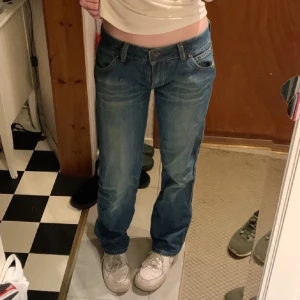 Lågmidjade hugo boss jeans  - Jätte snygga jeans från hugo boss, (första bilderna är lånade) midjemått 71cm, innerbenslängd 81cm❤️