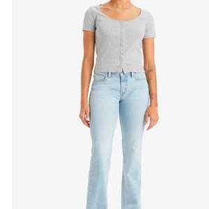 Ljusblå Levis jeans - Snygga ljusblå Levis jeans med en lågmidja, säljer då dem inte kommer till användning💓💓pris är diskuterbart💓 STORLEK-27/34