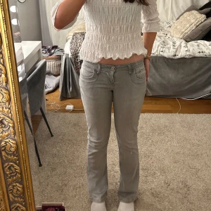 Grå jeans från Ltb - Säljer ett par jättesnygga grå lågmidjade bootcut jeans från Ltb köpta från Zalando. 