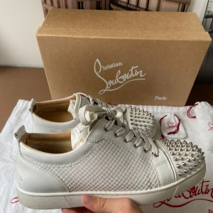  Christian Louboutin junior spike - Tja, säljer dessa sjukt snygga och trendiga CL skorna. Skorna är i ett grymt skick och sparsamt använda! Allt og medföljer, extra skosnören, extra nitar, två påsar, skolådan och även ett kvitto från hemsidan mytheresa som jag köpte skorna ifrån. Köptes för 750 euro vilket motsvarar cirka 8000 kr. Mitt pris endast 2900! 🤩storlek 43/5 passar cirka st 44.