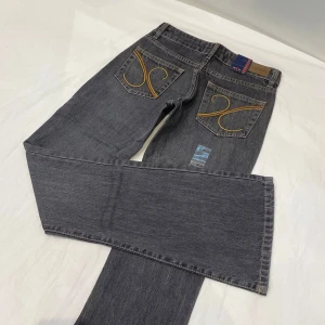 Lågmidjade bootcut jeans🤩 - Tar ej bild med dem på eftersom jag inte kommer i dem❤️Midja 35 cm rakt över, gren 18 och innerben 84 cm. Märkta som W26/L34 men sitter som W24 kanske mindre alltså typ XXXS-XXS. Nya med lappen kvar!!!