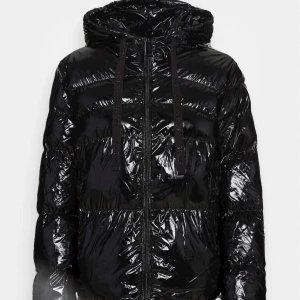 Guess puffer jacka  - Säljer min guess jacka då den inte kommer till användning längre. Endast använd en vinter. Kom privat för mer bilder eller frågor💕