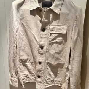Beige jacka från Cavaliere - Snygg overshirt från cavaliere, skit snygg med en vit skjorta under till exempel. Perfekt till julbordet Skick 10/10. Nypris ca. 2800kr 