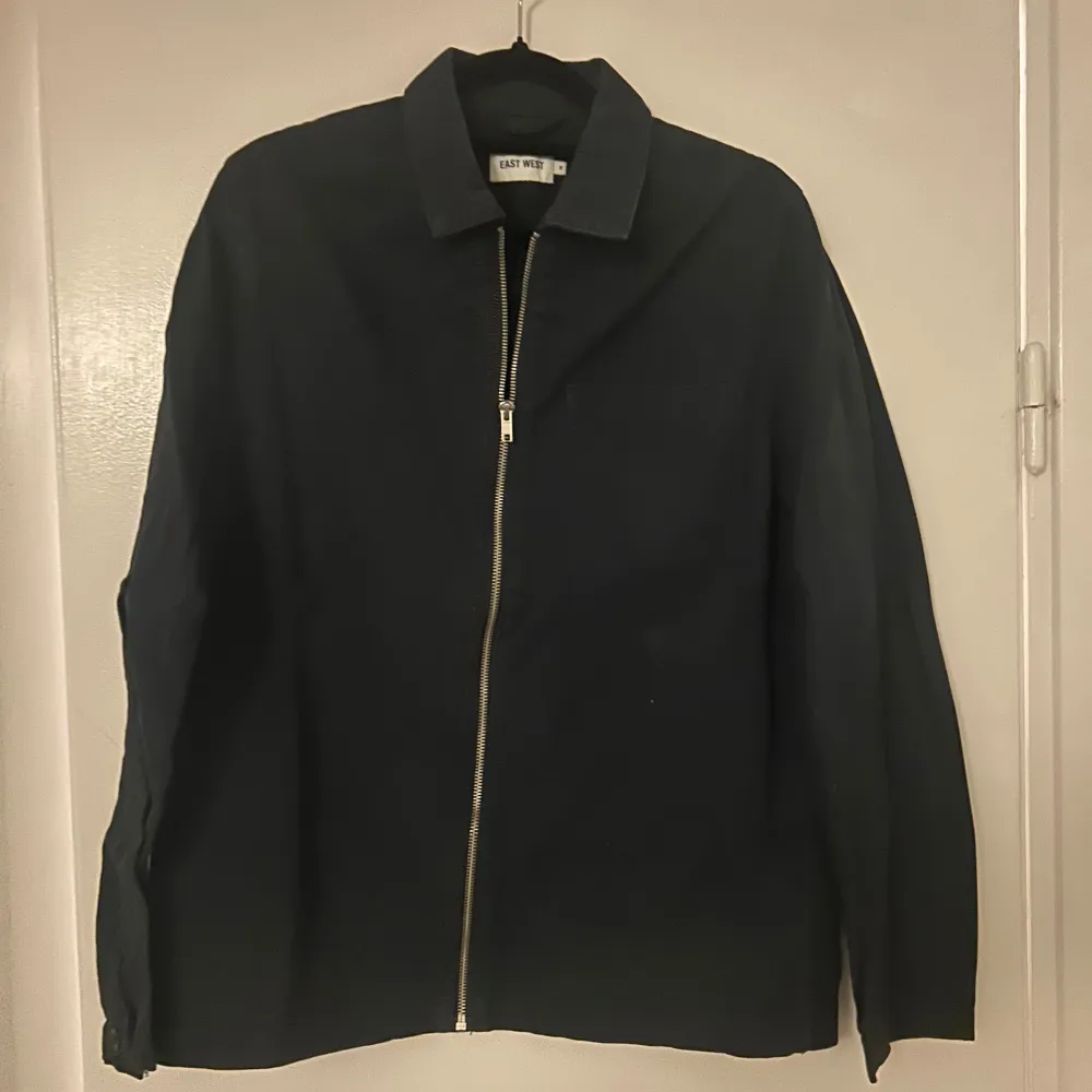 En snygg Overshirt i storlek m . Takit.
