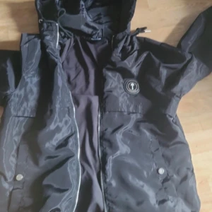 Svart trapstar windbreaker son Kan Bara säljas eller bytas mot en moncler windbreaker - Säljer en svart trapstar windbreaker för 600kr jag kan byta den mot en moncler windbreaker ochså.