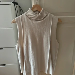 Beige stickad väst - Jättesnygg tröja från Zara som inte kommer till någon användning. 