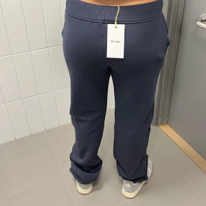 Russemerch mörkblå mjukisbyxor i long leg - Säljer ett par mörkblå mjukisbyxor från Russemerch. Aldrig använda!