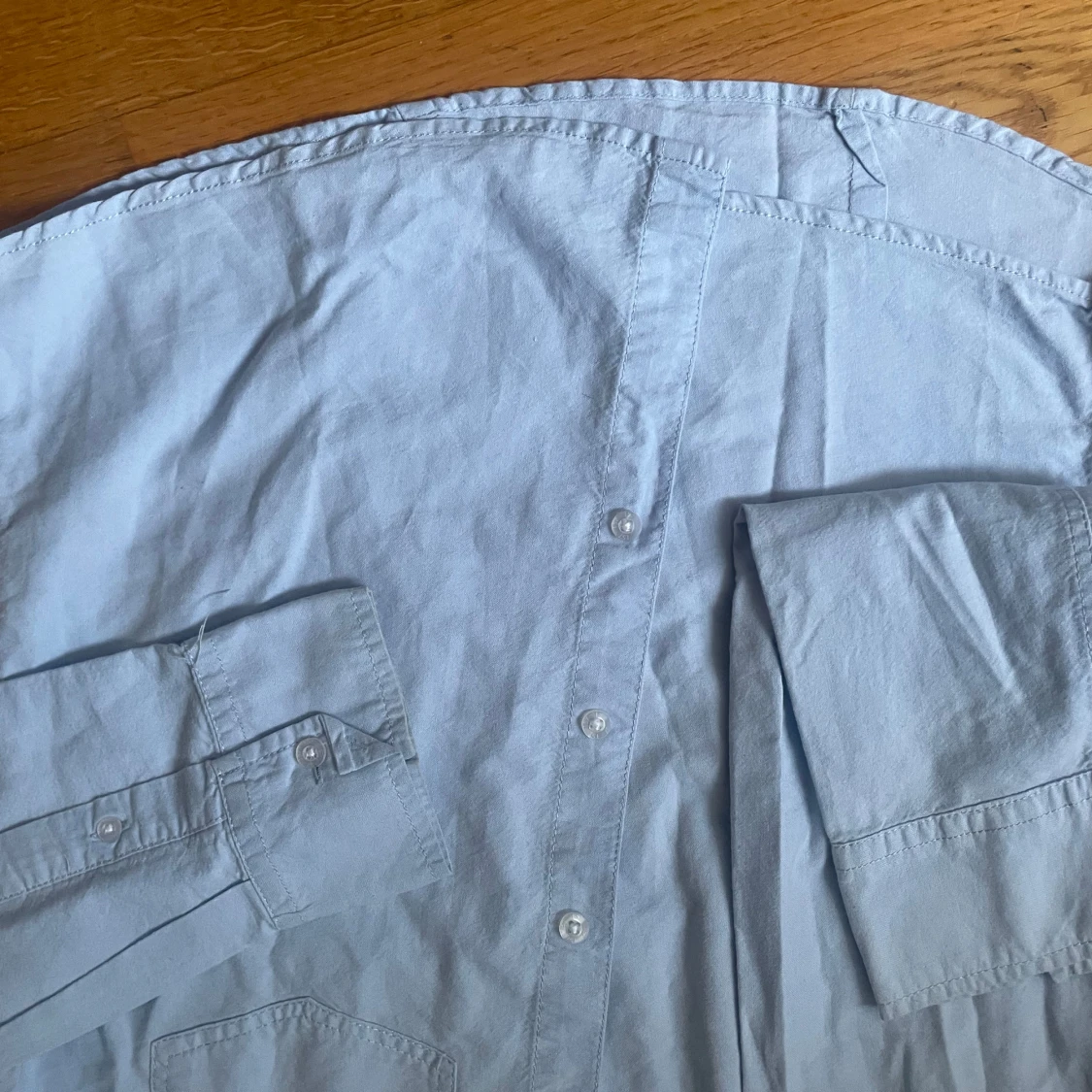 BUDA PRIS: Ljusblå skjorta med bröstficka - 92