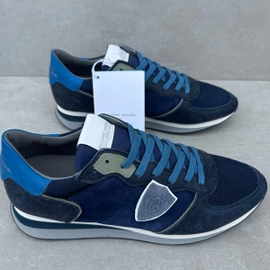 Philippe model trainer ( HELT NYA ) - ett par riktigt sällsynta och feta trainers || perfekta nu till vintern || är strlk 43 || skicket är 10/10 ( HELT NYA ), vid köp medföljer box, tag || hör gärna av er vid intresse!