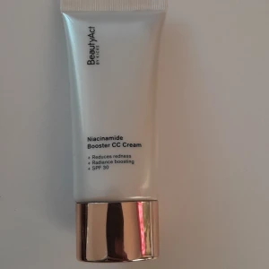 Niacinamide Booster CC Cream - CC Cream med niacinamide som minskar rodnad och ger lyster.Jag råkade köpa fel färg den är öppnad men oanvänd. Köpte den före månad. Innehåller SPF 30 och jämnar ut hudtonen. Nyans 10N. Tillverkad i Italien, 30 ml.