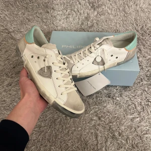 Philippe Model - Säljer ett par helt nya riktigt schyssta Philippe Model dojor, en perfekt julklapp! | Kostar runt 4000kr i butik | Storlek 41, passar unisex. | Låda tillkommer! | Ställ gärna frågor!