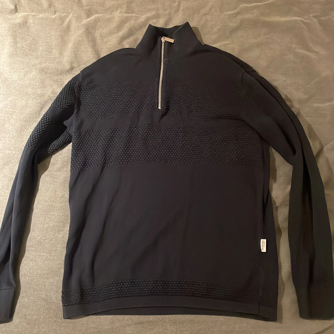 Mörkblå tröja med dragkedja från Selected Homme