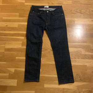 ACNE STUDIOS jeans - Snygga mörkblå jeans från Acne Studios i klassisk design. De har en rak passform och är tillverkade i högkvalitativt denim. Perfekta för en stilren look nu i vintern och kommande våren! Ifall mer bilder eller frågor så var inte rädda att skriva 🤝