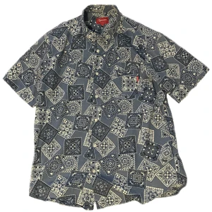 Supreme - Blue Bandana Button Up (IKONISK!) - En sjukt ikonisk Supreme skjorta som bland annat Tay-K bar på sin albumcover! Har knappt använts, sitter TTS