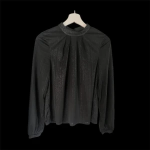 Svart blus  - Jättefin svart blus som tyvärr inte kommer till användning☺️