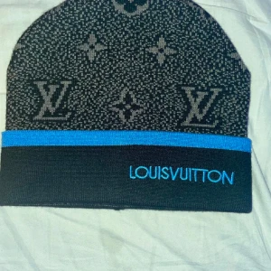 Louis Vuitton mössa - En stilren Louis Vuitton mössa som är perfekt nu inför vintern. Mössan är väl omhändertagen och inga defekter. Fast pris men kan ske ändringar under snabb affär!