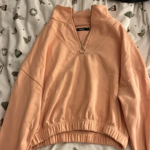 Peach färgad half-zip  - Oversize halv-zip, använd fåtal gånger. Väldigt fint skick.