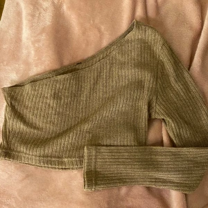 Guld fest topp - Guld glittrig fest topp, den är kort på längden med en långärm🧡Aldrig använd då den inte passade mig! Köpt för 250kr, men säljer den för 150kr🧡