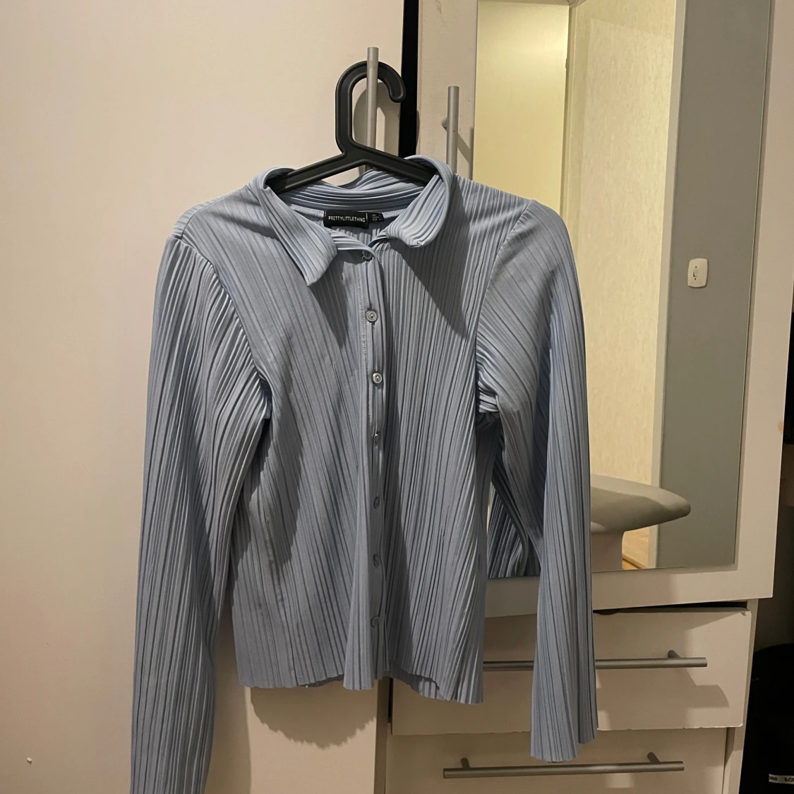 Ljusblå plisserad skjorta från PrettyLittleThing - 93