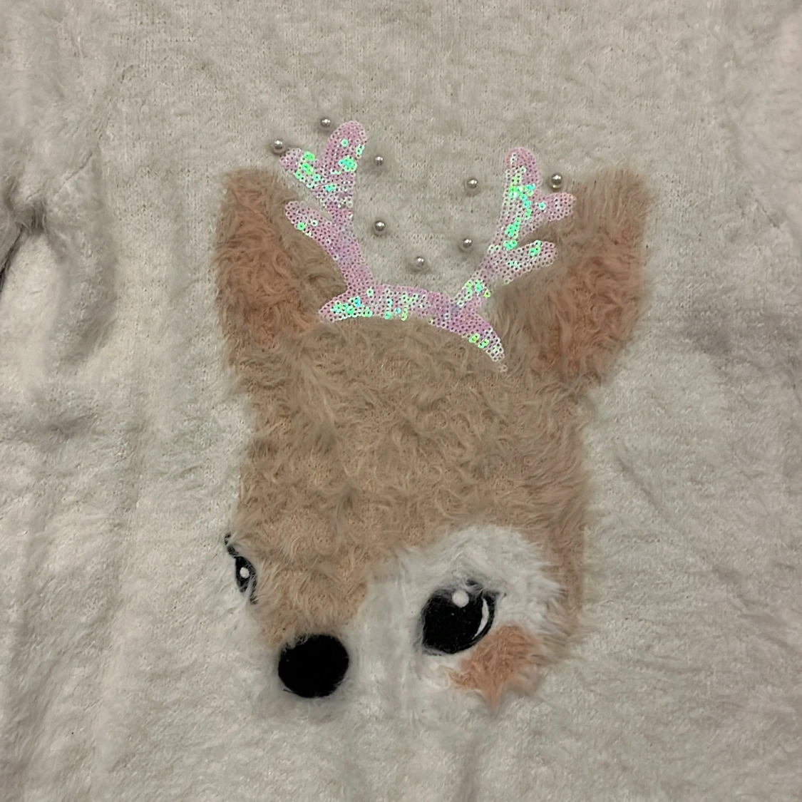 Vit fluffig tröja med renmotiv från H&M - 90