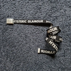 Hysteric Glamour bälte - Bälte från Hysteric Glamour. Lite slitet på några av bokstäverna (bild 3) men annars i väldigt bra skick. Dm vid intresse eller vid andra frågor.