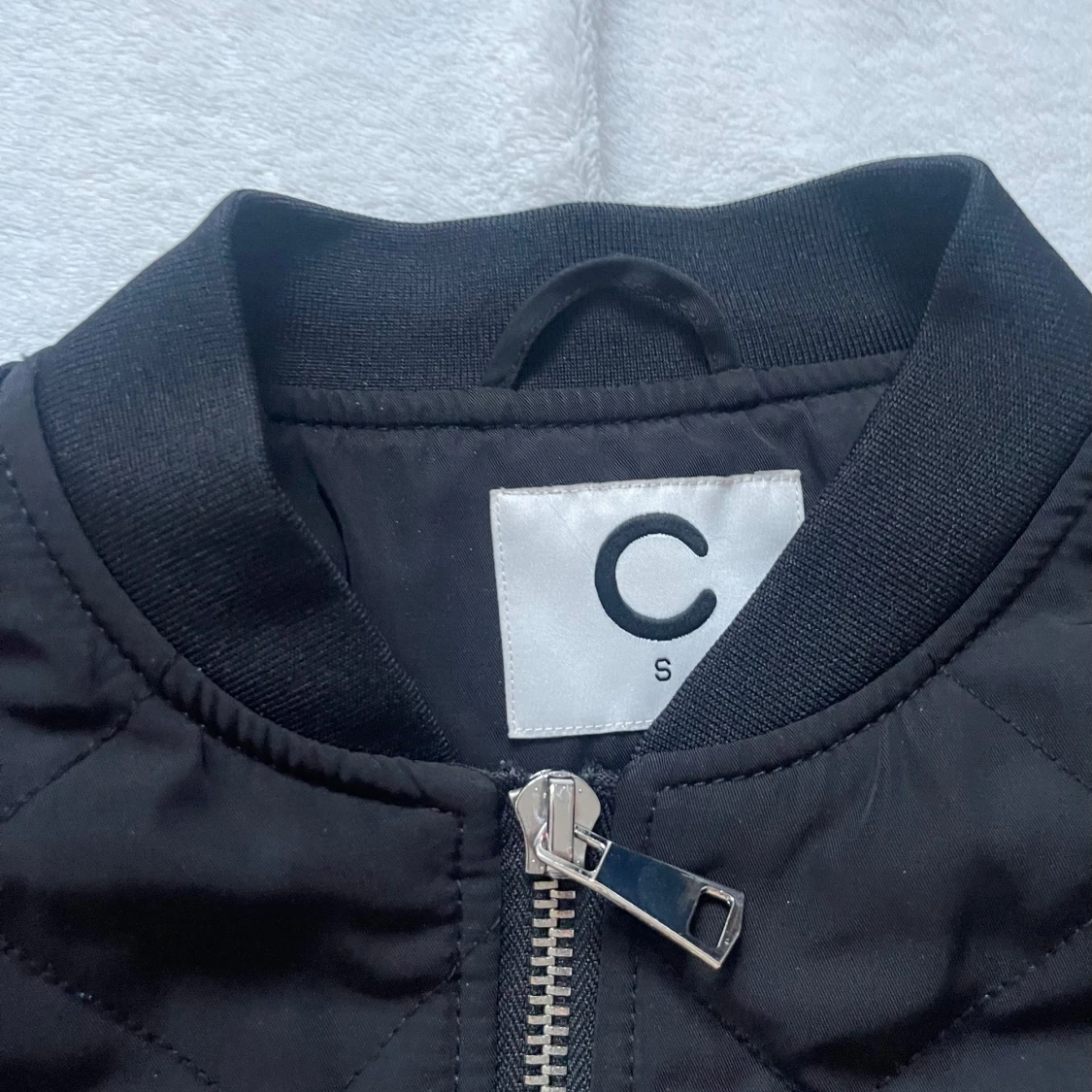 Svart quiltad bomberjacka - 90