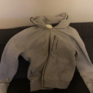 Grå hoodie från Sailracing - Bra skick.