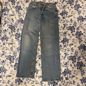 Ljusblå jeans från Perfect Jeans - Säljer ett par ljusblå jeans från Perfect Jeans. De har en rak passform och är högmidjade med klassisk femficksdesign. Perfekta för en avslappnad stil. Inte många men några fläckar 