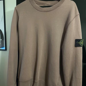 tröja Stone Island - Säljer en stilren tröja från Stone Island med deras ikoniska märke på ärmen. Färgen är svår att få tag på och går knappt att beställa. Nypris: 3000