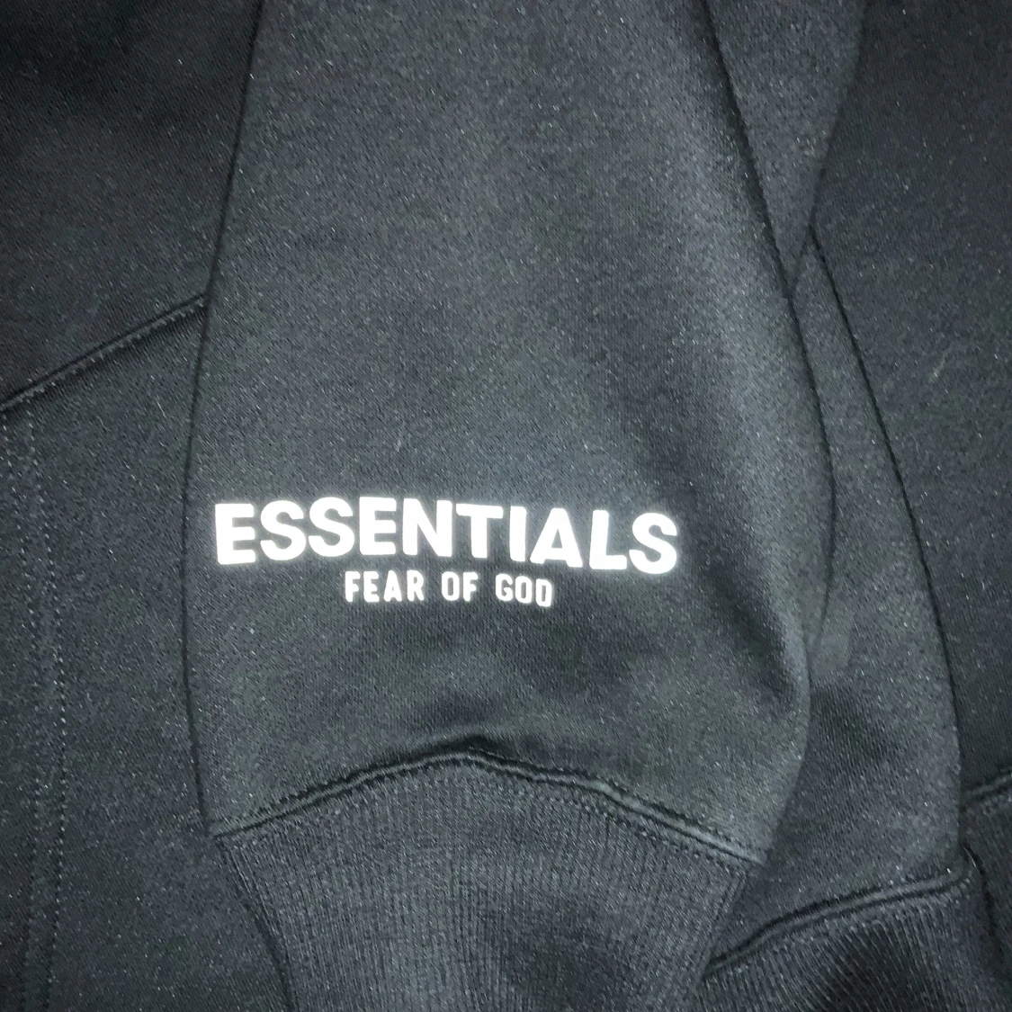 Svart hoodie från Essentials - 91