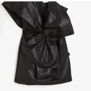 Svart glittrig klänning - Skitsnygg nyårs klänning från hm, helt slutsåld! Använd en gång💓