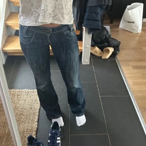 Blå jeansbyxor - Säljer ett par klassiska blå jeansbyxor i bra skick. De har en normal passform och är perfekta för vardagsbruk. Byxorna har en rak stil och är tillverkade i ett slitstarkt denimtyg. Perfekta för både höst och vår!
