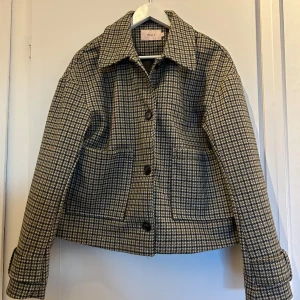 Rutig jacka från Nelly - Säljer en superfin rutig jacka från Nelly i storlek S. Aldrig använd.