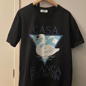 Snygg Casablanca t shirt. Väldigt stil ren och eftertraktad🙌 !skriv privat innan köp! eller om det är något ni undrar😁9/10 skick