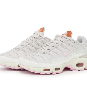 Nike Air Max Plus i ljusrosa - Säljer ett par Nike Air Max Plus i en superfin ljusrosa färg. Använda bokstavligen 2 gånger efter som de är för små och köpta med hopp på att de skulle passa på nått sätt(gjorde inte de)😞Har inte original lådan eller så tyvärr!