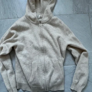 Beige soft goat hoodie med dragkedja - Säljer en mysig beige hoodie i bra skick. Den har en dragkedja framtill och en praktisk huva. Skicka pm för fler bilder ✨