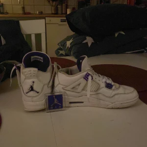 Jordans 4 purple metallic  - Hej, säljet ett par fina jordans 4 purple metallic (äkta) tvättas så klart mer om de önskas vid köp 😁