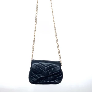 Svart quiltad axelväska med kedja - Snygg svart axelväska i quiltat skinn med en elegant guldkedja som axelrem. Perfekt för både vardag och fest! Väskan har en stilren design och är i mycket bra skick.
