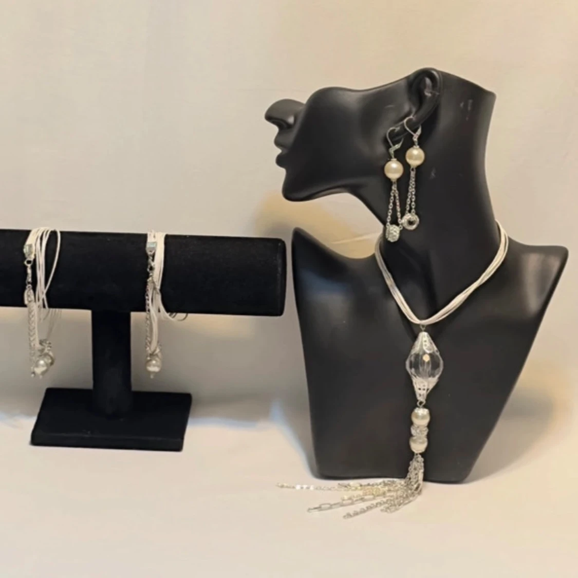 Elegant set med halsband och örhängen i silver - 90