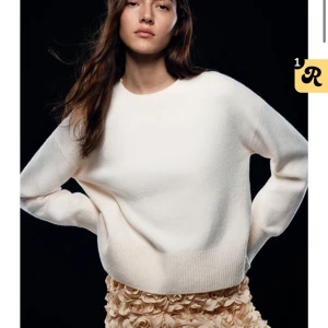 Vit stickad tröja - Vit stickad tröja från other stories❤️Använt den några gånger men superbra skick! Den har en avslappnad passform med långa ärmar och ribbade kanter. Nypris 590 kr! Perfekt för höst och vinter! ❄️