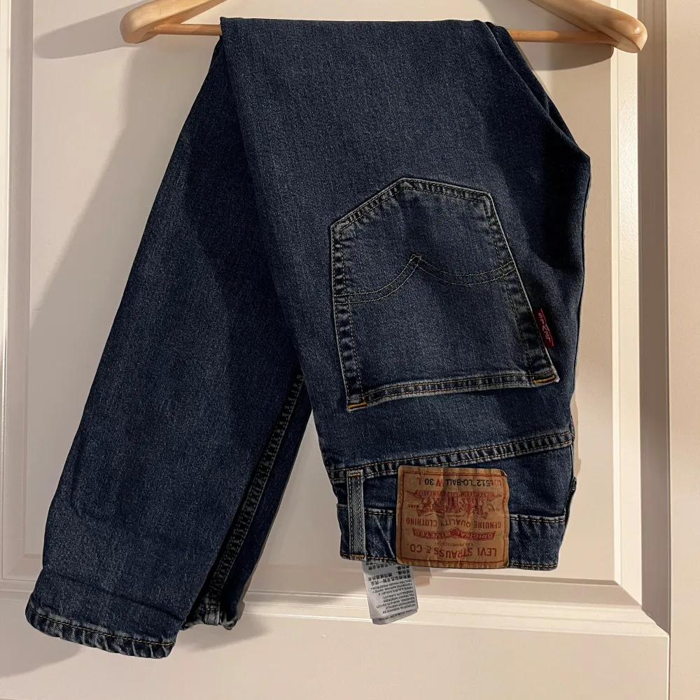 Säljer flera par Levi's jeans i olika färger. De är i bra skick och är i ungefär samma storlek, 30/32. Dom två första jeansen är nästan inte använda . Jeans & Byxor.