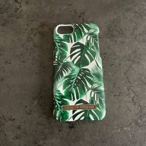 iDeal of sweden-mobilskal - Mobilskal som använd men i fint skick ändå! Passar till iPhone 8 eller andra i samma storlek